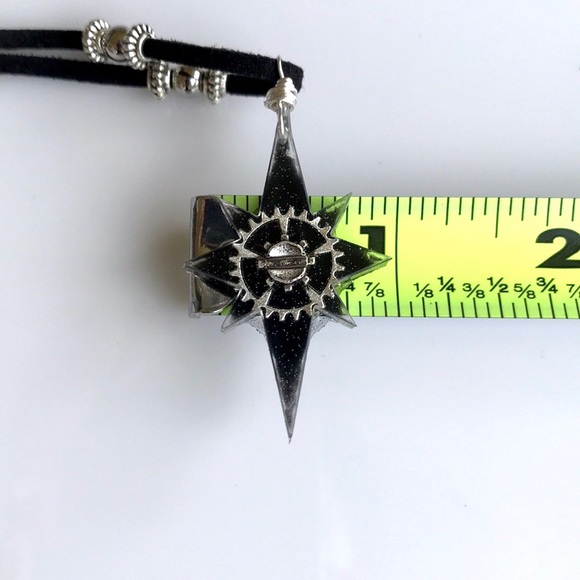 Black resin North Star steam punk wheel necklace - Picture 12 of 14
